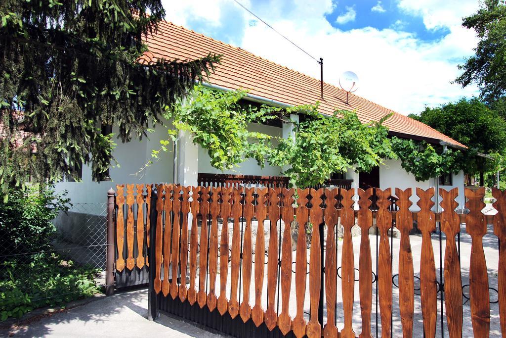 Hotel Lugas Vendeghaz Felsőtold Exterior foto